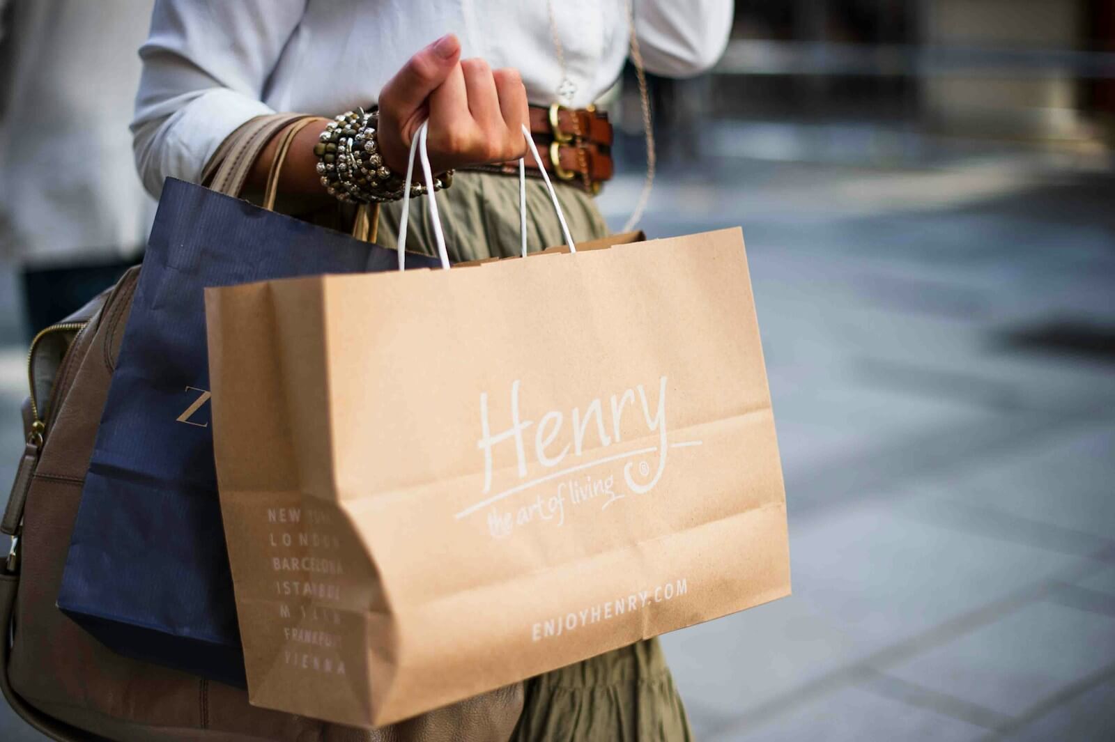 Sac H&M neon signage